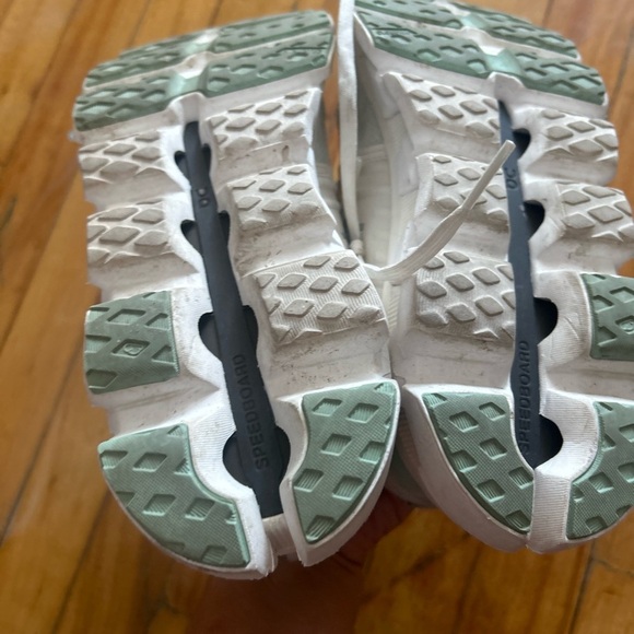 On Running ivory creak swiftcloud 3 White and Mint Sneakers - Picture 7 of 10